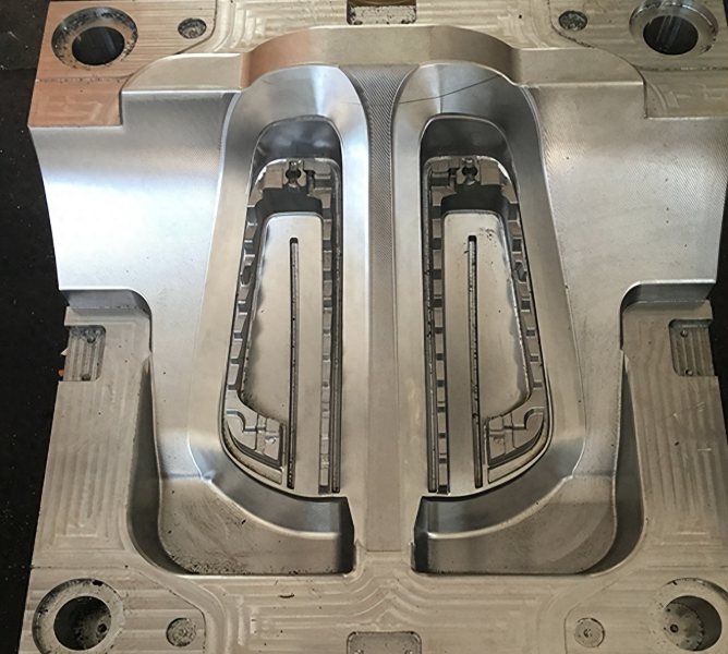 汽車尾燈模具：如何從設(shè)計到制造實現(xiàn)高精度與高品質(zhì)？